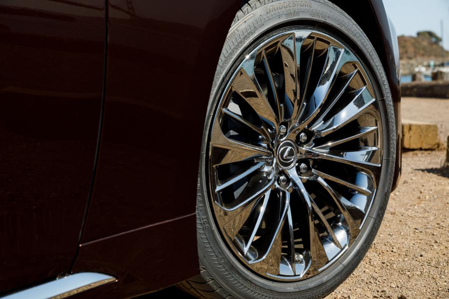 Колеса Lexus LS500h AWD 2017 года  (NA) (фото 37 из 96)